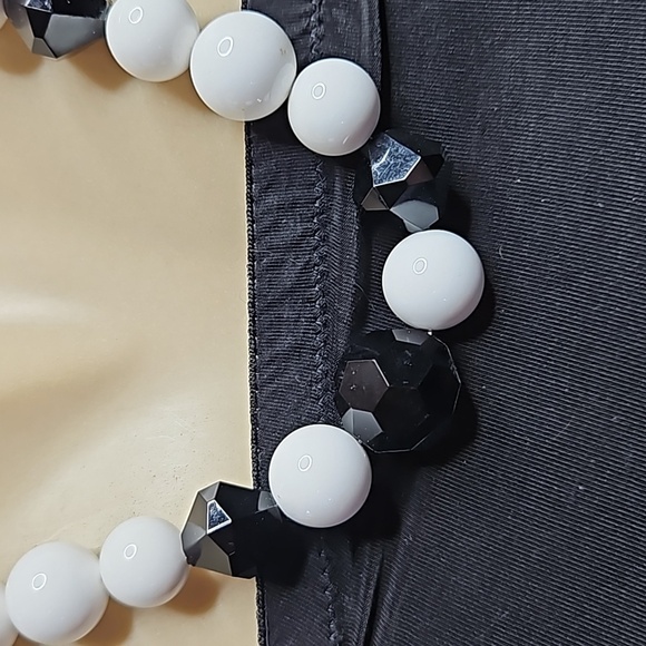 JOAN RIVERS BLACK AND WHITE CHUNCKY NECKLACE - Picture 2 of 8